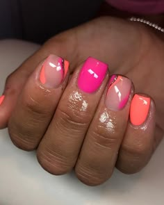 𝓑𝔂 𝓔𝓿𝓮 𝓑𝓮𝓽𝓽𝓼 .. (@byevebetts) • Instagram photos and videos Pink Tip Design Nails, Short Natural Nails Summer, Cute Short Manicure Ideas, Over Lay Nail Designs, Fushia Nail Designs Ideas, Clear Gel Nails Designs, Mommy And Me Nails, Round Short Nails, Carribean Nails