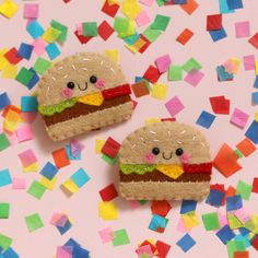 Burger Felt Brooch Felt Craft Keychains, Cute Handmade Brooches As Gifts, Felt Pins Brooches, Felt Badges Diy, Felt Pins, Diy Felt Brooch Pin, Felt Burger Pattern, Felt Kids