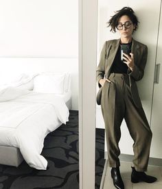 Queer Fashion Suit, Tomboy Suit Aesthetic, Wedding Guest Lesbian Outfit, Semi Formal Tomboy Outfit, Tomboy Cocktail Attire, Feminine Suits Wedding Guest, Nonbinary Bridesmaid Outfit, Formal Queer Outfits, Tomboy Night Out Outfit