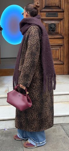 STREET STYLE 2025 FALL Chic Cold Weather Outfits, Sweden Street Style, Winter Brunch Outfit, Sofia Richie Style, Isabel Marant Style, Winter Couture, Berlin Travel, Leopard Print Boots, Classy Winter Outfits