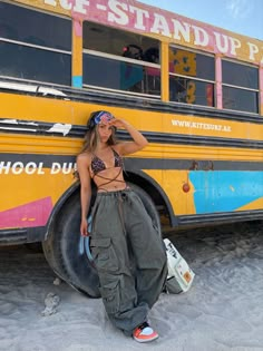 Baggy Clothes Women Aesthetic, Women’s Cargo Shorts Outfit, Summer Streetwear Shorts, Outfit Ideas Festival Summer, Baggy Festival Outfit, Cargo Rave Outfit, Streetwear 2023 Women, Urban Cargo Pants Outfit, Boho Cargo Pants Outfit