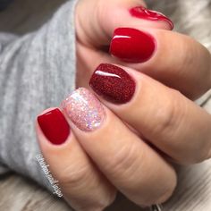 Short Red Glitter Nails, Red Hot Nails, Red Dip Powder Nails Design, February Dip Nails Ideas, Christmas Powder Dipped Nails, Christmas Nails Gnome, Sns Christmas Nails Ideas, Valentines Day Dip Nails, Dip Powder Nails Christmas