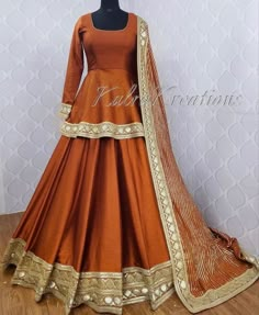 wedding dress Pakistani for mehndi Jeans Casual Outfit, Casual Outfit Summer, Punjabi Culture, Lehnga Dress, Outfit Halloween, Pakistani Fancy Dresses, Trendy Blouse, Dress Design Patterns