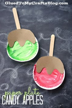 two paper plate candy apples are sitting on a chalkboard with the words paper plate candy apples