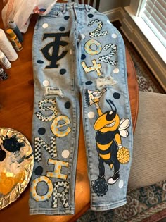 High School Spirit Pants, Spirit Week Painted Jeans, Freshman Spirit Jeans, Spirit Jeans Ideas Homecoming, Spirit Jeans Homecoming Senior, Homecoming Sprit Pants