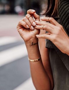 Les plus jolis tatouages pour poignet de Pinterest Cnd Shellac, Fall Nail Colors, Wrist Tattoos, Simple Jewelry, Nail Art Design, Tattoos And Piercings, Short Nails