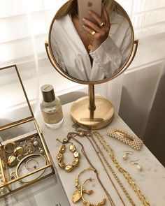 Uniquely Yours: Trending Aesthetics in Unique Jewelry Beauty Table, Friend Jewelry, What Should I Wear, Gold Aesthetic, Classy Aesthetic, Beige Aesthetic, Jewelry Photography, A Mirror, Diy Schmuck