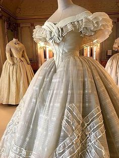 White Ball Gown, 1860s Dresses, Movie Cosplay, Victorian Era Fashion, Wedding Dress Evening, White Ball Gowns