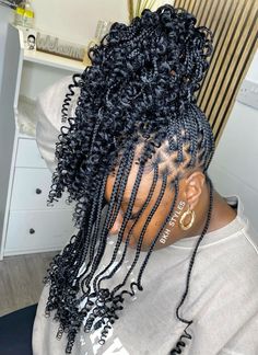 #braids #knotlessbraids Medium Knotless Box Braids Curly Ends, Bob Curly Braids, Bob Box Braids With Curly Ends, Older Women Braided Hairstyles, Short Curly Braided Hairstyles, Bob Knotless Box Braids With Curls, Curly Short Braids, Curly Braids Short, Knotless Parting