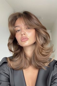 Highlights Brown Hair Shoulder Length, Blond Hair For Brown Eyes, How Do I Know What Hair Color Suits Me, Hair Color Ideas Brown Eyes, Mom Haircut Curly Hair, Layered Crop Haircut, Medium Hair Butterfly Cut, Short Layered Thick Hair, Shoulder Length Haircut Thick Hair