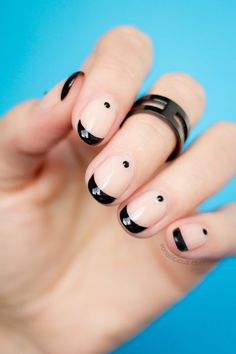 Beautiful nude and black nail art. HOW-TO: http://sonailicious.com/minimalist-black-and-nude-nails/ Black And Nude Nails, Nagellack Trends, Black Nail Art, Easy Nails, Nail Polish Trends, French Nail Designs, Simple Nail Art Designs, Super Nails