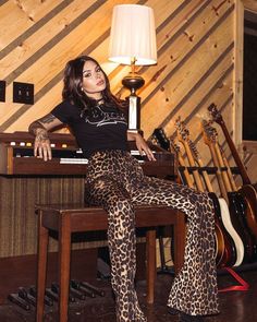 Look Disco, Glam Rock Style, Rocker Chic Style, Hippie Rock, Rocker Outfit, Chique Outfit, 70s Inspired Fashion, Leopard Print Pants, Pastel Outfit