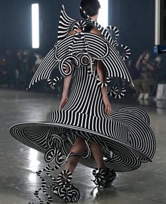 World Of Wearable Art, Structured Fashion, Futurism Fashion, Outrageous Fashion, Extreme Fashion, Crazy Fashion, Museum Fashion, Victor Vasarely, Geometric Fashion