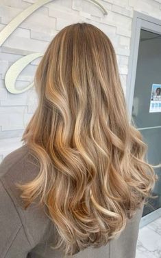 🌟 Shine Bright with Stunning Highlights! 🌟 Explore 32 beautiful blonde and caramel highlight ideas that will transform your hair. Whether you’re looking for a subtle, natural blend or bold, eye-catching streaks, these highlight styles add depth, dimension, and a touch of elegance to your look. Perfect for any season, these ideas will inspire your next salon visit. Save this pin for your next hair appointment and get ready to shine with a fresh, fabulous hairstyle! 💇‍♀️✨ #HairInspo #BlondeHighlights #CaramelHighlights #HairGoals #BeautyTrends Golden Blond Balayage On Brown Hair, All Around Highlights Hair, Subtle Highlights Blonde Hair, Highlights For Caramel Hair, Peanut Butter Blonde Hair, Blonde Balayage Golden Honey, Dark Honey Blonde Highlights, Natural Highlights Straight Hair, Neutral Honey Blonde Hair