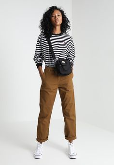 Androgynous Fashion Women, Male Gaze, Lesbian Outfits, Chino Pants Women, Lesbian Fashion, Queer Fashion, Androgynous Fashion