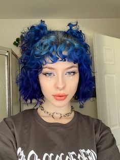 Selfie Photography Poses, Gem Makeup Looks, Contacts Aesthetic, Short Curly Hair Styles, Photography Poses Ideas, Short Blue Hair, Gem Makeup, Dyed Curly Hair