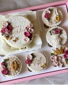 Floral cake - floral cupcakes - customised cake and cupcakes Minnie Cake, Pretty Cupcakes, Cake In A Jar, Elegant Birthday Cakes, Floral Cupcakes, Cupcake Bouquet, Beautiful Birthday Cakes