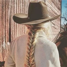 Look Work, Chic Hat, Insta Goals, Cowboy Aesthetic, Cowgirl Magazine, Country Lifestyle, Work Chic