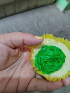 Filadelfia, lechera, carnation y ralladura y jugo de limón 🍋 todo se pone en la licuadora y se deja enfriar. Se ponen galletas marías Cupcake