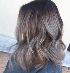 Tendance coloration cheveux : Le smoky blond Hair Style Cut, Brunette With Highlights, Hair Blond, Sassy Hair, Brunette Highlights, Tie And Dye, Hair Envy, All Things Beauty, Smokey Eye