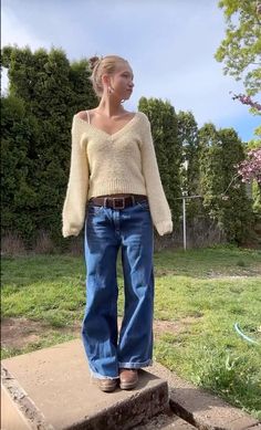 yellow sweater; low wasted jeans What I Wear In A Day, Danielle Haim, Fall Outfits Black, Look Legging, Skandinavian Fashion, Autumn Fits, Looks Party