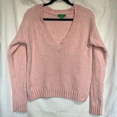 Light Pink V-Neck Sweater Size: Small Never Worn, Good Conditioned Approximate Measurements (Flat) Length: 24’’ Width: 19’’ Pink V Neck Sweater Outfit, Vneck Sweater Outfit, Pink V Neck Sweater, Light Pink Sweaters, Sweater Outfit, Navy Sweaters, Pink Sweater, V Neck Sweater, Dream Wardrobe