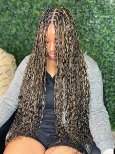 Boho Knotless Braids Blonde And Black, Bohohemian Knotless Braids, Blonde Mix Boho Knotless Braids, Blonde And Black Boho Knotless Braids, Black And Blonde Bohemian Braids, Color Boho Knotless Braids, Bohemian Braids With Color, Highlighted Braids, Knotless Bohemian Box Braids With Color