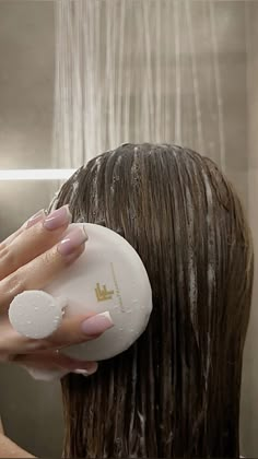 Beautiful Healthy Hair Aesthetic, Aesthetic Shower Routine Pictures, Hair Care Images, Hair Care Vision Board Pictures, Haircare Aesthetic Pictures, Haircare Routine Aesthetic, Healthy Hair Aesthetic Vision Board, Hairwash Day Aesthetic, Haircare Astethic