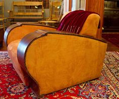 an old fashioned leather couch sitting on top of a rug