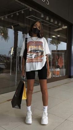 Manila Fashion Outfits Street Style, Cute Zoo Outfits Spring, Spring Trends Outfits Street Styles, Tshirt Trends 2024 Women, Spring Outfit Inspo Aesthetic, 2024 Fashion Trends Forecast Summer, Fit Girl Aesthetic Outfits, Hot Outfit Ideas Summer, Oversized Tshirt Outfit