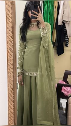 Indian Wedding Outfits Green, Suit Indian, Desi Suits, Suit Punjabi, Pakistani Clothes, Indian Suit Designs, Desi Wedding Outfits, Ethnic Wear, Desi Look