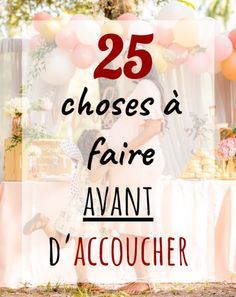 a couple kissing in front of balloons with the words 25 choses a faire avant d'accoucher