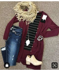 Long Burgundy Cardigan Outfit, Black And White Striped Shirt Outfit, Black Striped Shirt Outfit, Burgundy Cardigan Outfit, Comfy Jeans Outfit, Burgundy Cardigan, Mode Tips, Striped Shirts, Jean Jacket Outfits