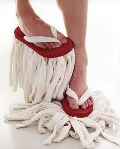 DIY Mop shoes - Summer Chores for the Kids Funny Shoes, Mode Shoes, Cleaning Ideas, Crazy Shoes, Household Hacks, Cool Ideas, Good Ideas, Cool Gadgets, Cleaning Tips