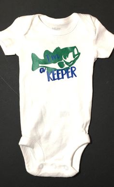 This will make a great gift for baby boy! It can be made in short or long sleeves. I use great quality bodysuits and vinyl. The vinyl is applied with a press. A size chart is available in my shop announcement. Boy Newborn Outfit, Fishing Outfit, Fishing Nursery, Outfit Baby Boy, Boy Newborn, Boy Fishing, Baby Boy Clothing Sets, Newborn Outfit, Fishing Outfits