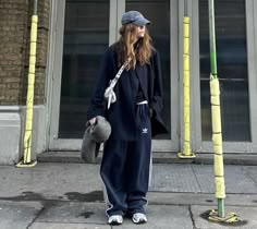 Styling Tracksuits, Lounge Street Style, Tracksuit Street Style, Tracksuit Outfit Women Street Styles, Adidas Fashion, Adidas Outfit, Mode Inspo, 가을 패션