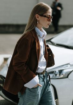 Stylish Asian Woman, Timeless French Fashion, Suede Jacket Street Style, Cold Weather Chic Outfits, Sprezzatura Women, Americana Style Fashion, Fall Midi Skirt, Interior Design Fashion