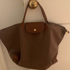 - Longchamp Travel Bag / Handbag - Top Zip With Snap-Tab Closure - Np Was $290 At Bloomingdales - H: 14” X L: 22” - No Holes, Stains, Etc, Almost Never Used - Pick Up Nyc Ues Or Shipping - Non Smoking, Pet, Covid Household Brown Longchamp Bag, Longchamp Bag Le Pliage, Brown Longchamp, Longchamp Travel Bag, Longchamp Shoulder Bag, Longchamp Leather, Longchamp Travel, Longchamp Bag, Dream Bags