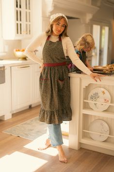 Add some whimsy to your cooking with the Ivy Apron in Teagan Green Floral Cotton. The square neckline, midi-length skirt, 100% cotton fabric and functional ties make it both practical and stylish. With its fully lined design and pockets, you'll be both comfortable and prepared to tackle any recipe. Apron Outfit, Plaid Apron, Holiday Aprons, White Bridal Dresses, House Items, City Woman, Cute Aprons, White Dress Party, The Ivy