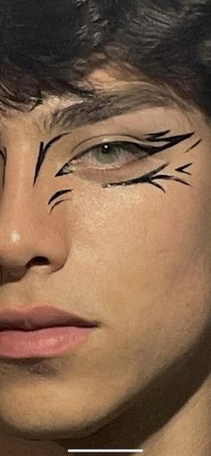 Male Cat Makeup, Graphic Liner For Men, Guy Eye Makeup, Male Eyeliner Aesthetic, Black Eye Makeup Men, Eyeliner Styles Men, Men Eyeliner Looks, Makeup Looks Masc, Male Eyeliner Looks