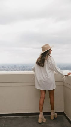 Europe Shoes Outfit, Clean Spring Outfits, Wide Brim Hat Aesthetic, Spain Fashion Aesthetic, Light Jeans Work Outfit, Byron Bay Fashion, San Diego Style Outfits, Neutral Beach Outfits, San Diego Aesthetic Outfits