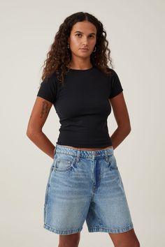 Mid Length Jean Shorts, Long Jean Shorts Outfits Women, Mid Shorts Outfit, Summer Outfits Chubby, Long Denim Shorts Outfit, Barcelona Fits, Denim Short Outfits, Sephora App, Dresses For The Beach