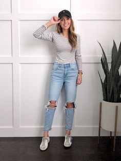 Mom jeans outfit ideas - merricksart.com Slim Fit Mom Jeans Outfit, Fall Mom Fit Straight Jeans, Everyday Mom Fit Jeans, Fall Casual Mom Fit Jeans, Classic Mom Fit Jeans For Fall, Nursing Outfits, How To Wear Shirt, Oversized Shirt Outfit, Oversized Clothes