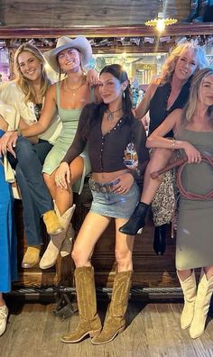 Bella Hadid Cowgirl Aesthetic, Bella Hadid Rodeo Outfit, Bella Hadid Cowboy Boots, Bella Hadid Rodeo, Western Boot Outfits Women, Bella Hadid Western Style, Cowboy Boots Aesthetic Outfit, Bella Hadid Cowgirl Outfit, Cowgirl Casual Outfits