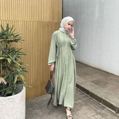 Sage green menjadi tren warna untuk baju Lebaran 2023. Banyak brand menawarkan opsi dress dan atasan sage green yang cocok menemani gaya kamu di Hari Raya. Green Hijab, Sage Green Dress, Dress Muslim, Ootd Dress, Fashion Muslim, Plain Dress, Waist Strap, Luxury Dress