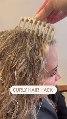 Root Clipping Wavy Hair, Root Clipping Curly Hair How To, Hair Assories, Root Clipping, Wavy Curly Hair Cuts, Curl Tips, Hair Hack