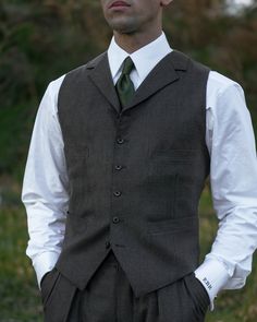 Grip muligheten høsten gir deg. Kle deg opp lagvis med klær fra AUGUST Bridgerton Mens Outfits, Bridgerton Outfits Men, Mens Suspenders Outfit, Vest Outfits Aesthetic, Therapist Outfit, Detective Outfit, 1920s Mens Fashion, Gentleman Outfit, Mens Waistcoat