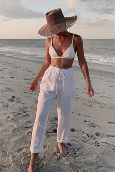 Beach Minimalist Outfit, Resort Beach Outfits, Beach Sets Outfit, Neutral Beach Outfits, Bali Outfit Ideas Summer, Beachy Style Outfits, Minimalist Beach Outfit, Beach Vacay Outfits, Resort Outfit Ideas