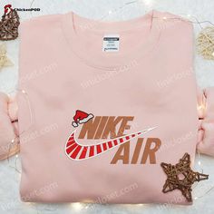 The Nike Air Christmas Logo Embroidered Shirt is the perfect blend of style and festive spirit. Made with premium quality fabric, it offers unparalleled comfort and durability. The intricate embroidered Christmas logo adds a touch of holiday cheer. With its classic design and superior craftsmanship, this shirt is a must-have for any Nike enthusiast. Experience the joy of the holiday season while staying fashion-forward. Elevate your wardrobe with this unique piece that showcases your love for Ni Nike Christmas, Christmas Nike, Nike Inspired, Christmas Logo, Embroidery Crewneck, Christmas Tshirt, Nike Sweatshirt, Embroidery Sweatshirt, Hoodie Material