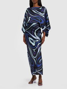 All over print placement may vary. Model is wearing a size40 Print Placement, Silk Twill, Printed Silk, Shearling Jacket, Emilio Pucci, Ski Wear, Sleeve Designs, Dress Blue, Swimwear Tops